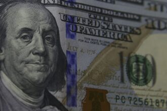 dolar-sobe-para-r$-5,55-com-votacao-de-decreto-do-iof