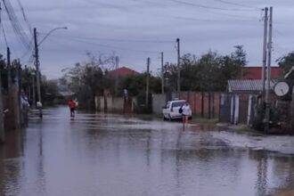 vulneravel-a-cheias,-ilha-de-porto-alegre-e-atingida-por-chuvas