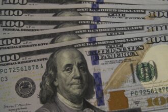 dolar-cai-para-r$-5,48-na-contramao-do-mercado-externo