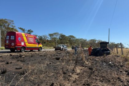 batida-de-frente-entre-carros-deixa-uma-mulher-morta-na-to-010