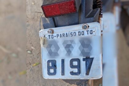 moto-e-apreendida-apos-fiscalizacao-flagrar-numeros-da-placa-adulterados-com-fita-isolante
