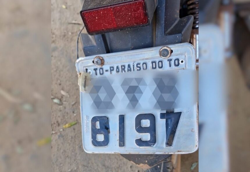 moto-e-apreendida-apos-fiscalizacao-flagrar-numeros-da-placa-adulterados-com-fita-isolante