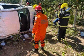 duas-pessoas-morrem-e-seis-ficam-feridas-apos-carro-capotar-e-bater-em-arvore-na-to-010
