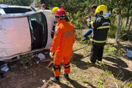 duas-pessoas-morrem-e-seis-ficam-feridas-apos-carro-capotar-e-bater-em-arvore-na-to-010