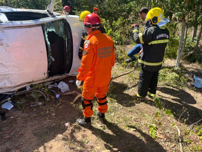 duas-pessoas-morrem-e-seis-ficam-feridas-apos-carro-capotar-e-bater-em-arvore-na-to-010