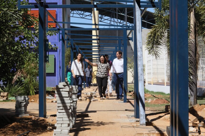 com-a-secretaria-debora,-pastor-carlos-velozo-visita-obras-em-unidades-educacionais-na-capital