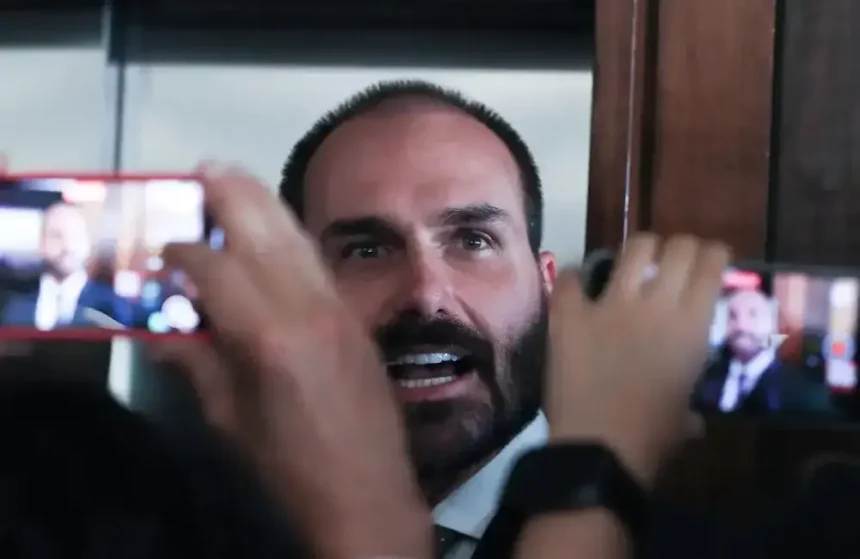 eduardo-bolsonaro-diz-que-nao-vai-renunciar-ao-mandato-de-deputado