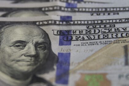 dolar-inicia-a-semana-em-queda-e-fecha-a-r$-5,56