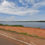 homem-e-encontrado-caido-as-margens-de-rio-com-ferimentos-de-bala-no-rosto,-diz-pm