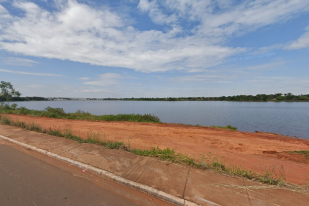 homem-e-encontrado-caido-as-margens-de-rio-com-ferimentos-de-bala-no-rosto,-diz-pm