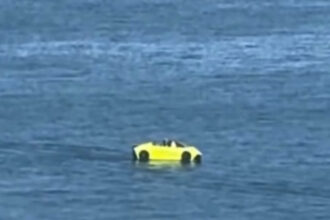 jetski-com-visual-de-lamborghini-vira-atracao-na-praia-da-graciosa-e-bomba-nas-redes;-video
