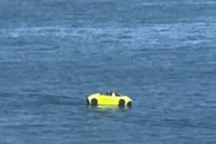 jetski-com-visual-de-lamborghini-vira-atracao-na-praia-da-graciosa-e-bomba-nas-redes;-video