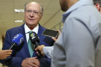 brasil-esta-conversando-com-reserva-com-estados-unidos,-diz-alckmin