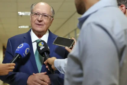 brasil-esta-conversando-com-reserva-com-estados-unidos,-diz-alckmin
