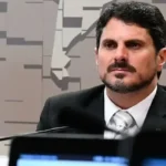 apos-viajar-sem-autorizacao-do-stf,-senador-marcos-do-val-tera-que-usar-tornozeleira-eletronica