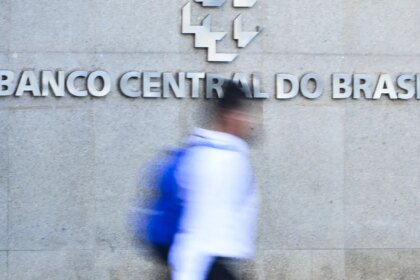bc-acompanha-tarifaco-e-ve-juro-alto-por-tempo-bastante-prolongado