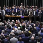 apos-obstrucao-de-plenario,-hugo-motta-abre-sessao-e-pede-respeito