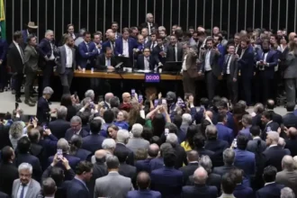 apos-obstrucao-de-plenario,-hugo-motta-abre-sessao-e-pede-respeito
