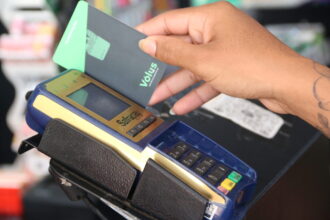 mais-de-r$-8,2-milhoes:-prefeitura-paga-auxilio-alimentacao-dos-servidores-de-palmas-neste-sabado,-9