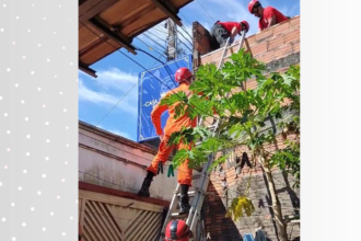 video:-homem-leva-choque-eletrico-enquanto-estava-em-telhado-de-acougue,-dizem-bombeiros