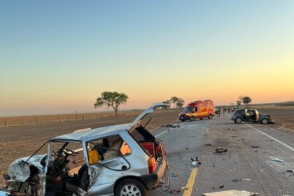 homem-morre-e-outras-seis-pessoas-ficam-feridas-apos-batida-entre-carros-na-br-242
