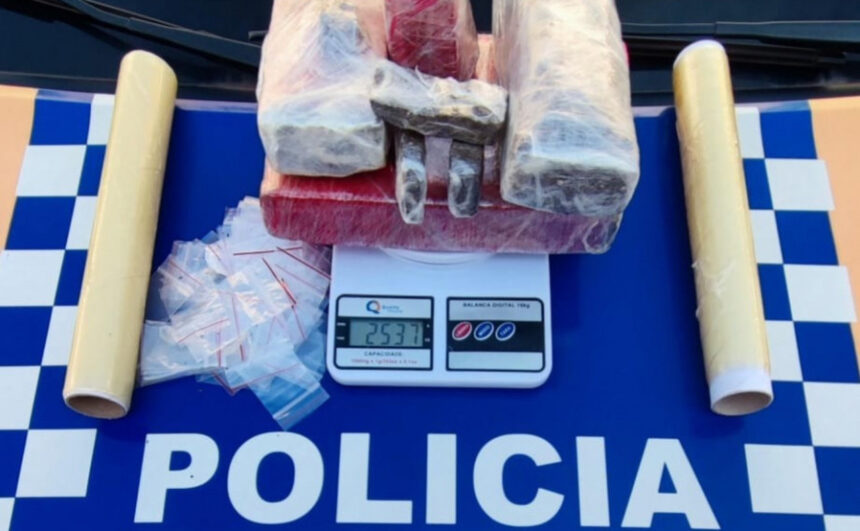 pm-prende-tres-homens-por-trafico-e-apreende-mais-de-2,5-kg-de-maconha-em-araguaina