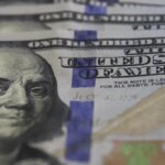 dolar-cai-para-r$-5,38-e-fecha-no-menor-valor-em-mais-de-um-ano