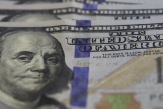 dolar-cai-para-r$-5,38-e-fecha-no-menor-valor-em-mais-de-um-ano