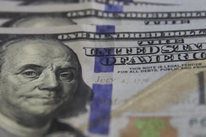 dolar-cai-para-r$-5,38-e-fecha-no-menor-valor-em-mais-de-um-ano