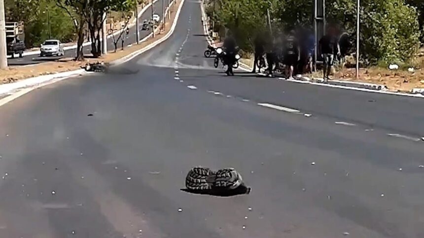 jovem-de-21-anos-morre-apos-perder-controle-de-moto-em-avenida-e-atingir-poste