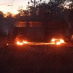 video:-kombi-escolar-pega-fogo-enquanto-transportava-alunos-da-zona-rural