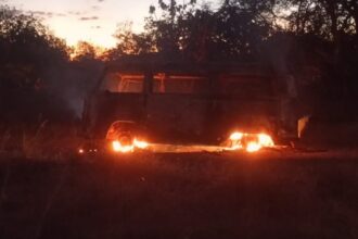 video:-kombi-escolar-pega-fogo-enquanto-transportava-alunos-da-zona-rural