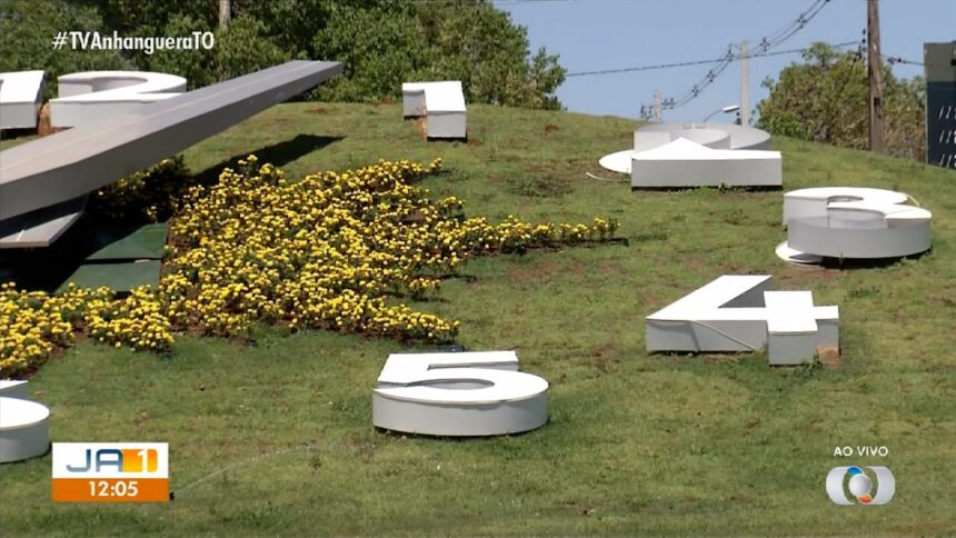 cartao-postal-de-palmas,-relogio-de-flores-e-alvo-de-vandalismo